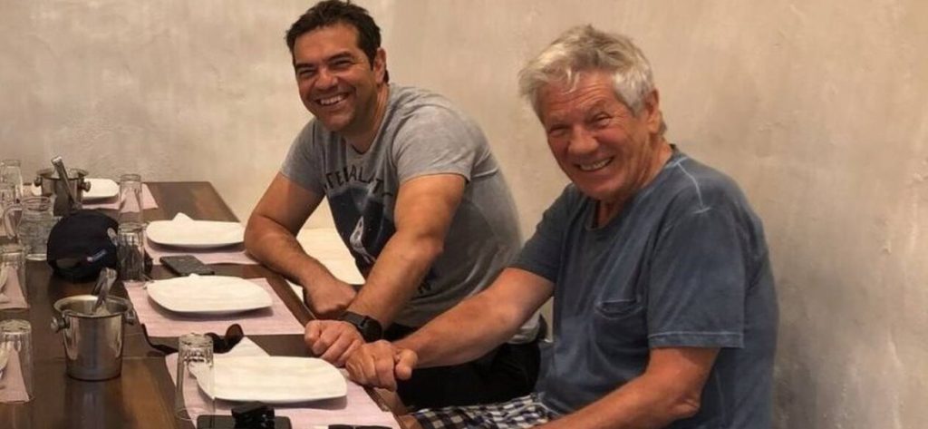 Α. Τσίπρας: Διαβάζει… Κουλούρι για τα Κουφονήσια και αυτοσαρκάζεται (φώτο)