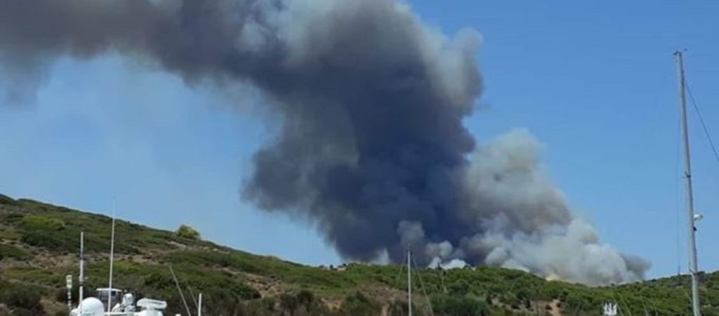 Τι καταγγέλλει ο δήμαρχος για τη μεγάλη πυρκαγιά στο Λαύριο