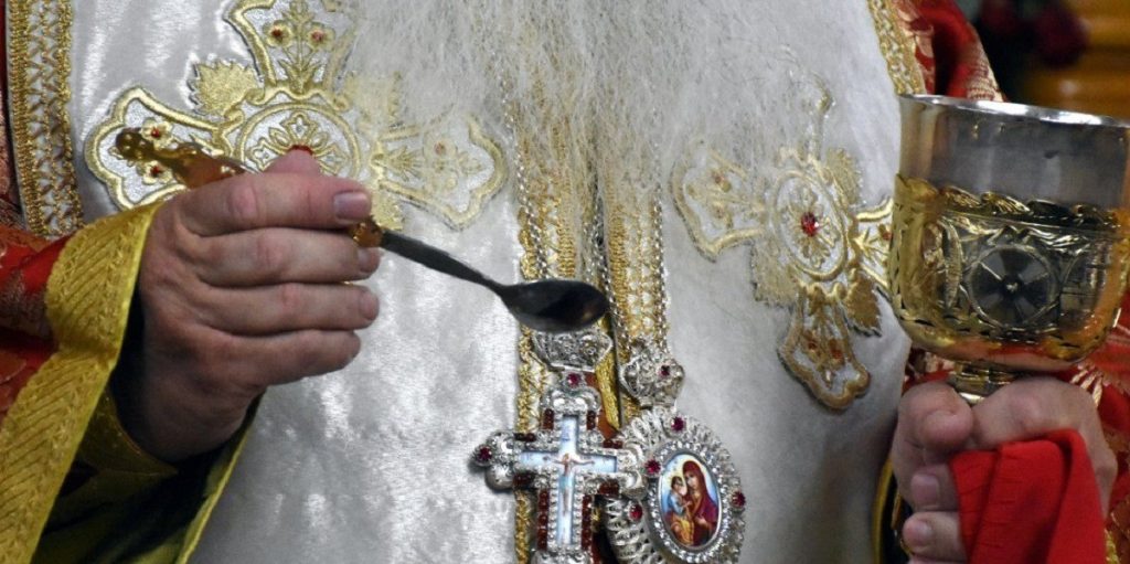 Ιερέας ανακοίνωσε ξεχωριστά κουταλάκια για την Θεία Κοινωνία και εξόργισε τους πιστούς (βίντεο)