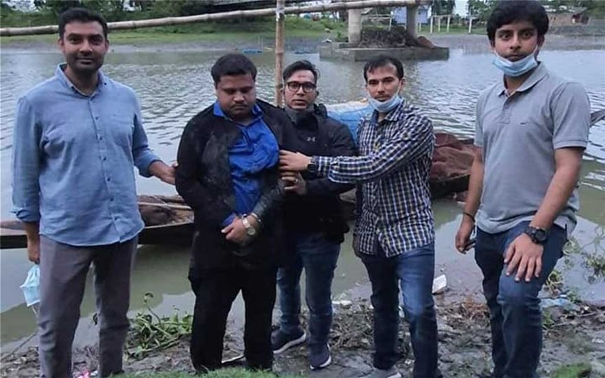 Μπανγκλαντές: Συνελήφθη άνδρας που χορηγούσε πλαστά πιστοποιητικά για Covid-19 – Είχε μεταμφιεστεί σε γυναίκα (βίντεο)