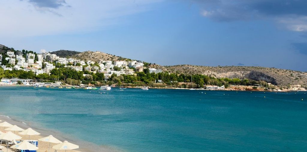 Βουλιαγμένη: Ηλικιωμένη ανασύρθηκε από τη θάλασσα χωρίς τις αισθήσεις της