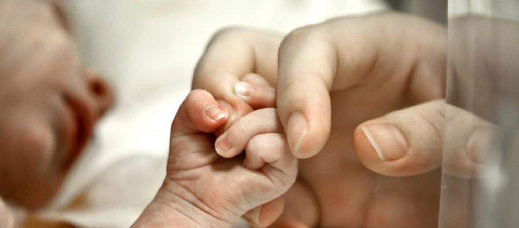 Eurostat: Πόσα παιδιά γεννήθηκαν εκτός γάμου στην Ελλάδα και πόσα στην ΕΕ