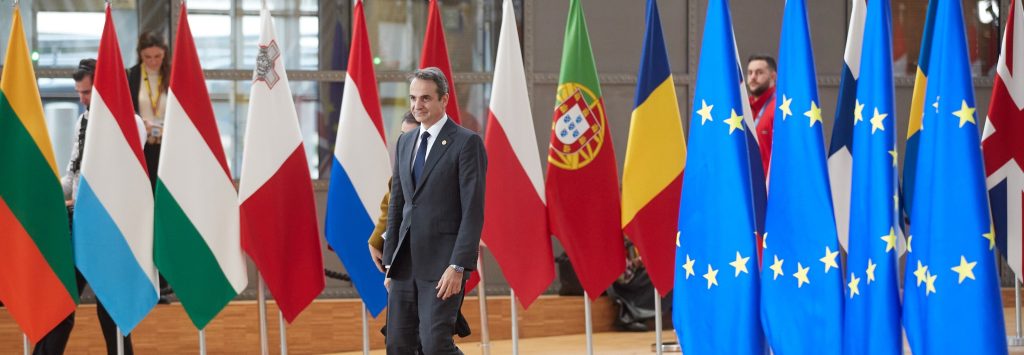 Σύνοδος Κορυφής: Συνεργάτης του Κ. Μητσοτάκη εμφανίστηκε με μάσκα… του Παναθηναϊκού (φώτο)