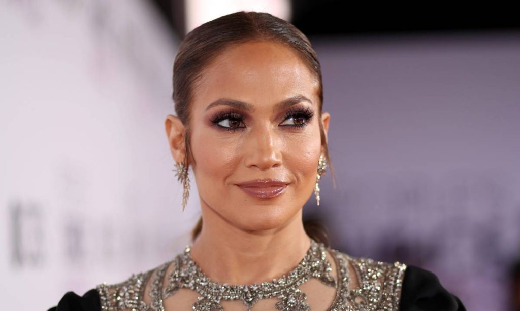 H Jennifer Lopez ποζάρει με δερμάτινα εσώρουχα στα 50 της και όλοι «υποκλίνονται» (βίντεο-φωτο)