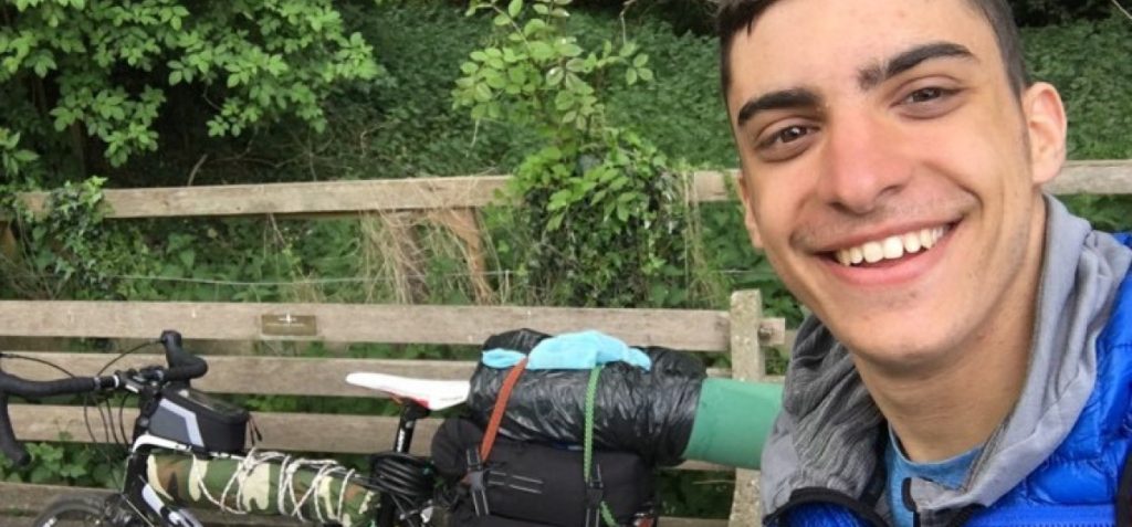 Έλληνας φοιτητής στη Σκωτία γύρισε στην Ελλάδα με ποδήλατο (φωτό)