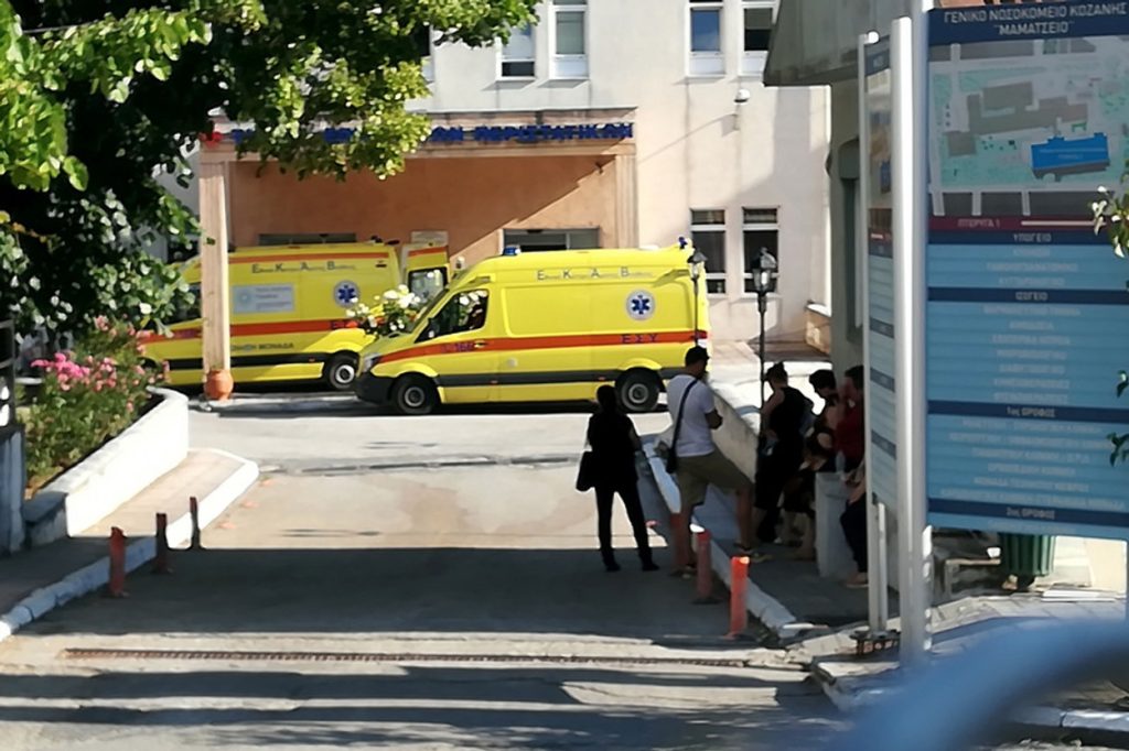 Επίθεση με τσεκούρι στην Κοζάνη: Η κάμερα της ΔΟΥ κατέγραψε το γεγονός – Η ηρωική πράξη του διευθυντή