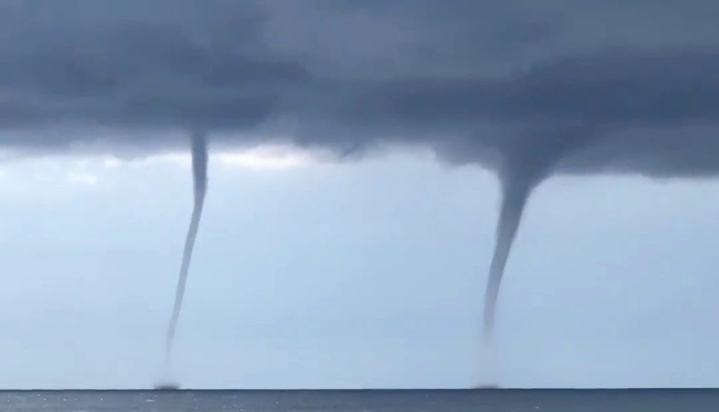 Φιλιππίνες: Τριπλός υδροστρόβιλος εμφανίστηκε στις ακτές (βίντεο)