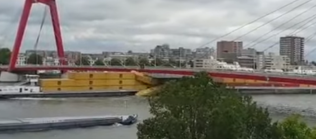 Φορτηγό πλοίο συγκρούστηκε με γέφυρα: Στο νερό τα κοντέινερ (βίντεο)