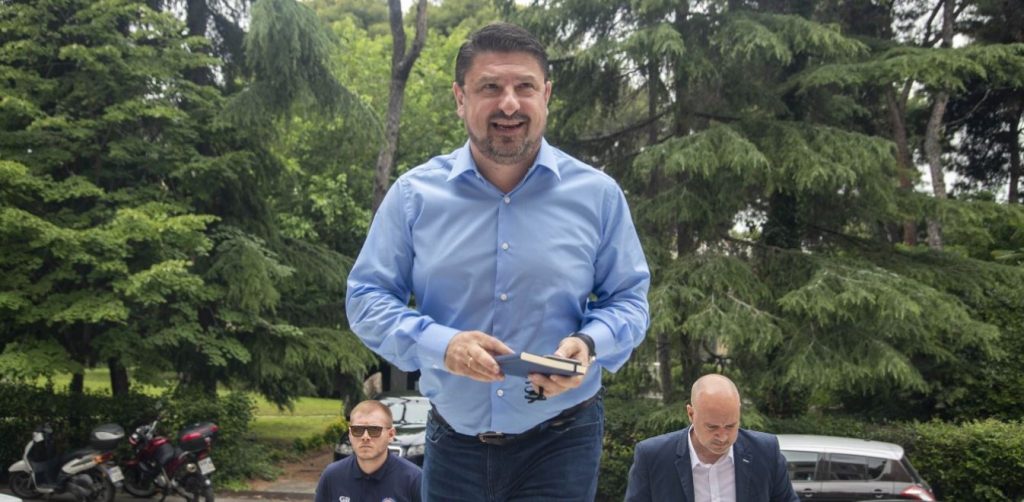 Η ανάρτηση του Ν.Χαρδαλιά με σκίτσο του Αρκά – «Δεν πρέπει να μας πείσουν – Ο ιός είναι εδώ» (φώτο)