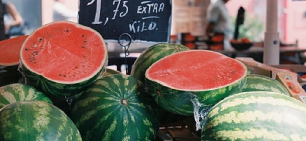 Καρπούζι: Μικρά μυστικά για να διαλέγεις πάντα το πιο γευστικό