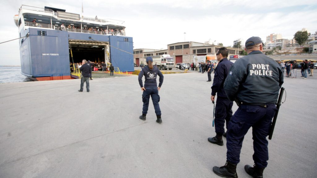 Επιβάτης καταγγέλλει ότι δέχθηκε επίθεση από τρεις λιμενικούς σε πλοίο