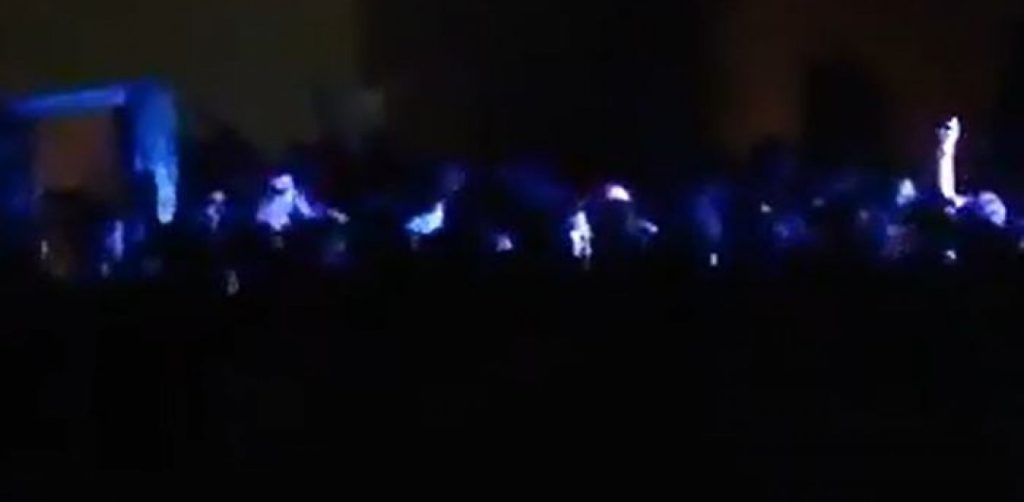Απίθανα πράγματα: 100 άτομα στριμώχθηκαν σε ταράτσα στην Πάτρα (βίντεο)