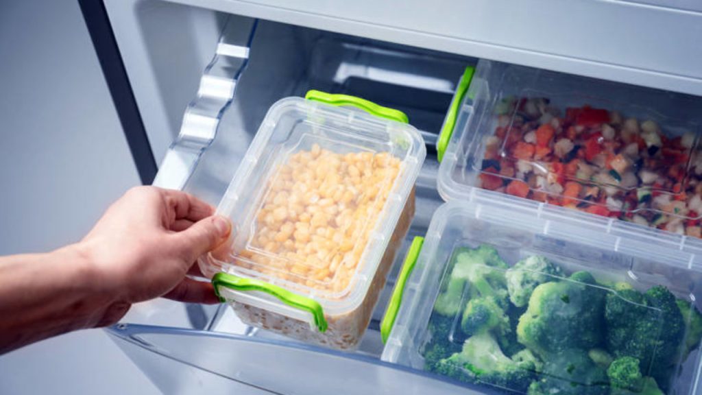 Αφήστε ένα νόμισμα στον καταψύκτη πριν φύγετε διακοπές – Ο λόγος θα σας αφήσει «άφωνους»