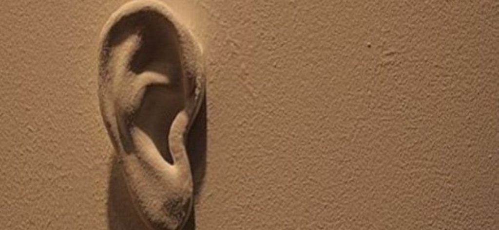 «Και οι τοίχοι έχουν αυτιά»: Η πολυχρησιμοποιημένη φράση που δεν γνωρίζουμε από που προήλθε