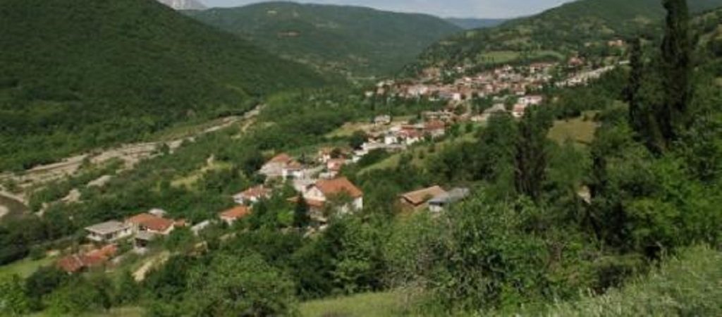 Tροχαίο με τραυματίες στη Μακρακώμη: Αυτοκίνητο έπεσε σε γκρεμό