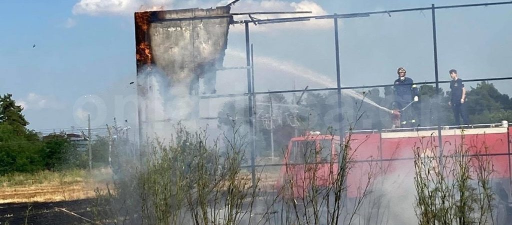 Φωτιά κοντά στο γήπεδο της ΑΕΛ – Την έσβησαν πριν επεκταθεί (φώτο)