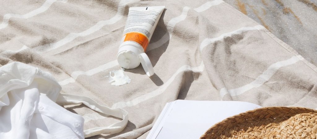 Το «μυστικό» για να αφαιρέσετε εύκολα τον λεκέ από αντηλιακό (βίντεο)