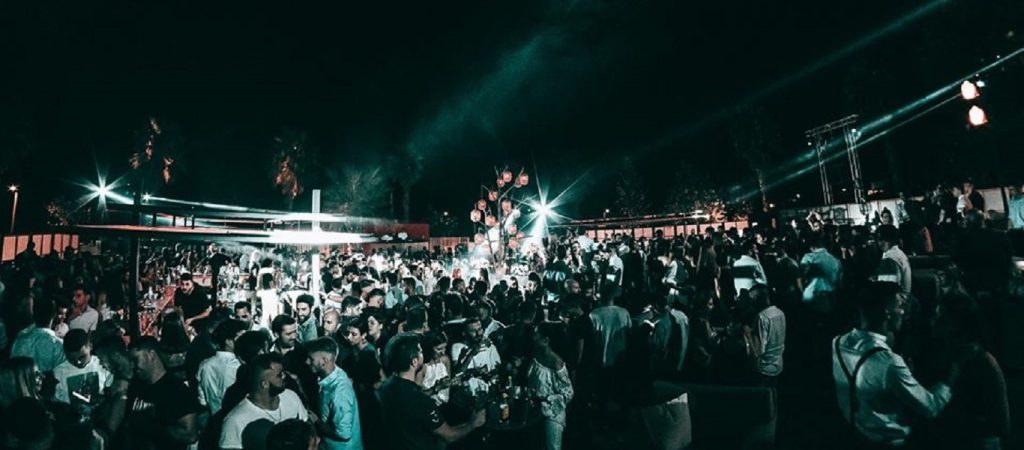 Έτσι πηγαίνουν στα κλαμπ στην Καλαμάτα (βίντεο)