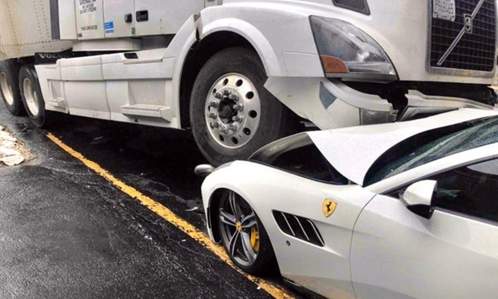 Έριξε το φορτηγό πάνω στη Ferrari του εργοδότη του για να τον εκδικηθεί (φωτό)