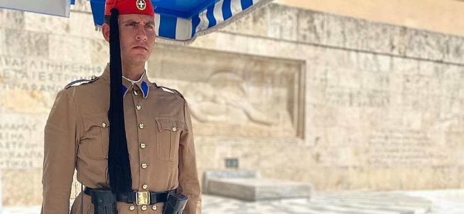 Ο περήφανος ομογενής από ΗΠΑ που υπηρετεί την θητεία του ως εύζωνας: «Έκανα ότι και ο παππούς μου – Ήταν το όνειρό μου»