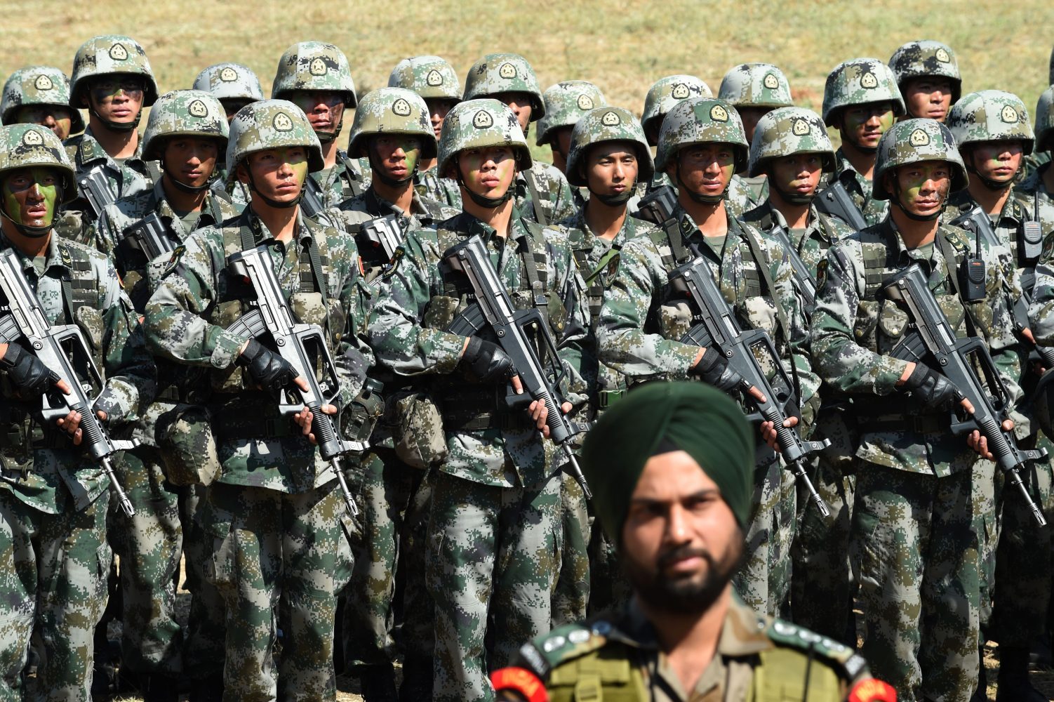 Διεθνείς αναλυτές: «Γι αυτούς τους λόγους η Ινδία δεν μπορεί να νικήσει έναν πόλεμο ενάντια στην Κίνα»