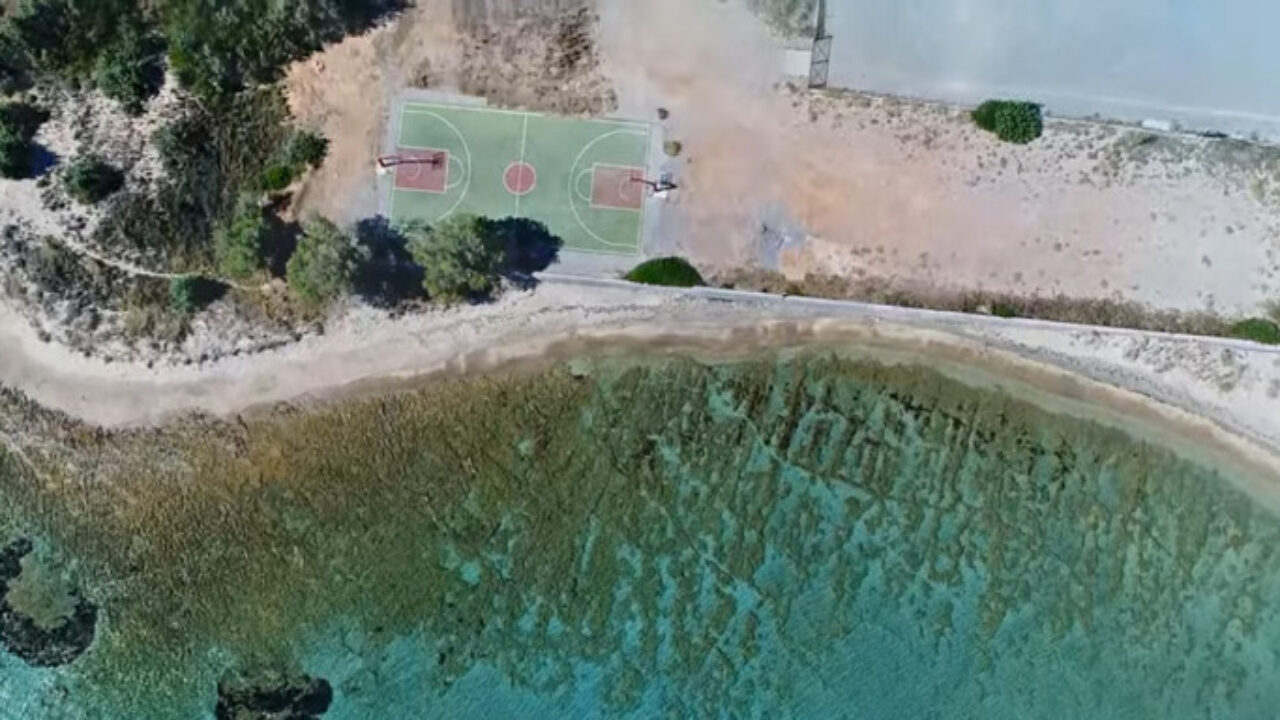 Αυτό είναι το πιο εξωτικό γήπεδο μπάσκετ στην Ελλάδα (βίντεο)