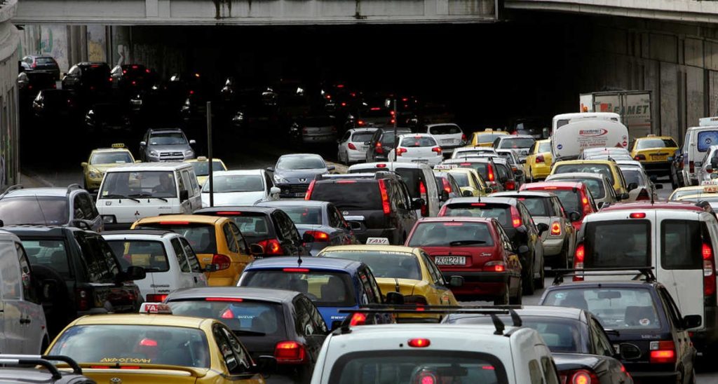 Κυκλοφοριακό χάος στην Αθηνών – Θεσσαλονίκης λόγω φωτιάς σε αυτοκίνητο (βίντεο)