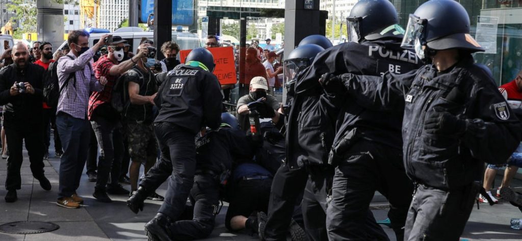 Φρανκφούρτη: Ένταση σε υπαίθριο «πάρτι κορωνοϊού» – 5 τραυματίες αστυνομικοί και 39 συλλήψεις