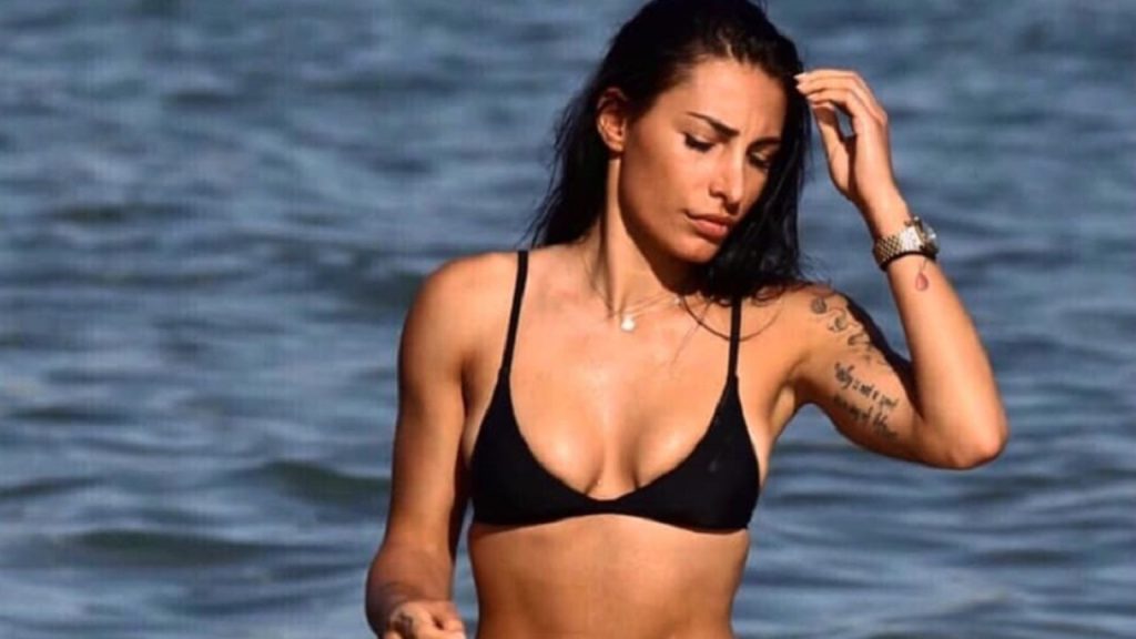 Πάρτε… υπογλώσσιο: Η Πωλίνα Τριγωνίδου ποζάρει με μαγιό και «ανεβάζει» τη θερμοκρασία (φώτο)