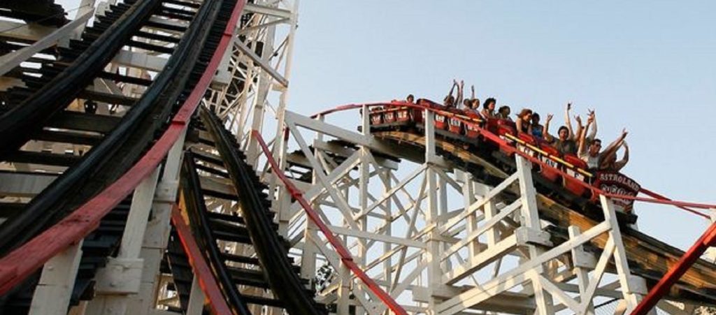 Πανικός σε λούνα παρκ: Τρενάκι «κόλλησε» στον αέρα (βίντεο)
