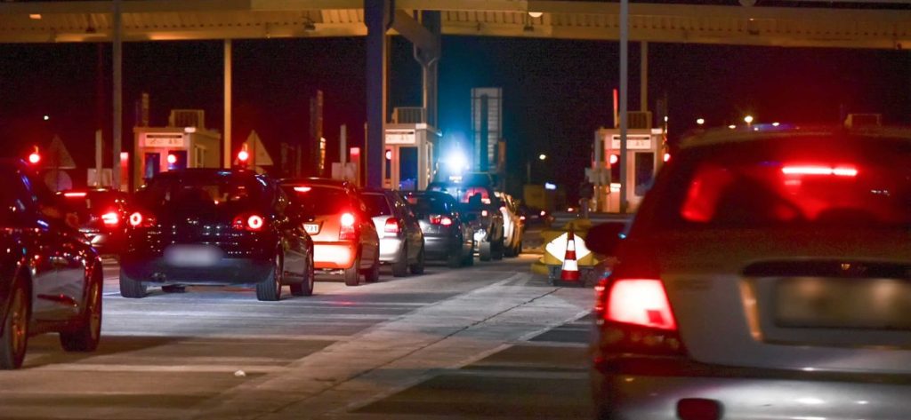 Κλειστή η Εθνική οδός Αθηνών – Κορίνθου λόγω φωτιάς σε νταλίκα