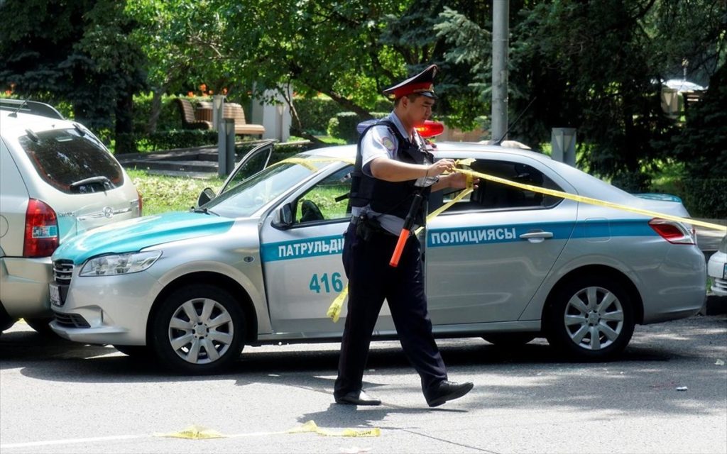 Καζακστάν: Αστυνομικός πήδηξε από τον 13ο όροφο πολυκατοικίας για να συλλάβει διαρρήκτη που επιτέθηκε σε 15χρονη