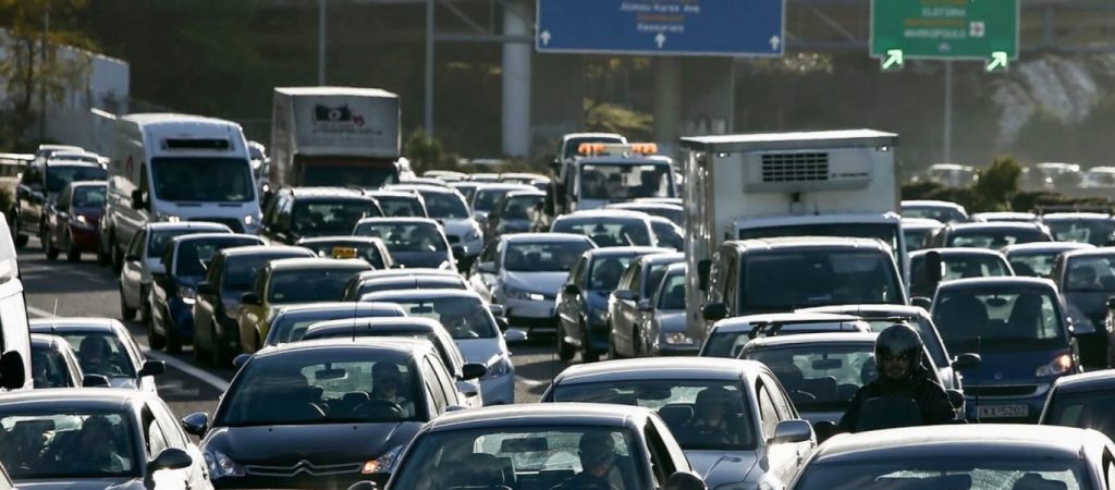 Νέα έρευνα λέει «όχι» στην κατανάλωση φαγητού πριν την οδήγηση – Μειώνει τις επιδόσεις