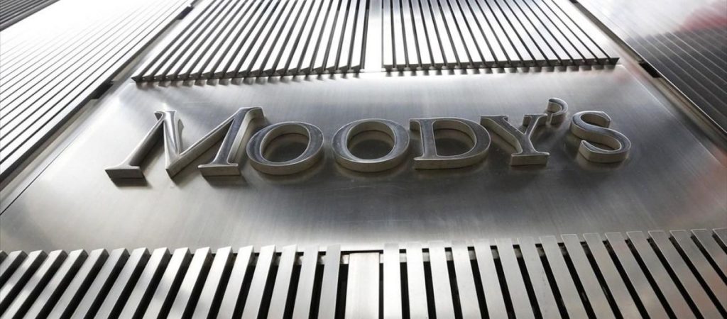 Moody’s: «Η αύξηση των καταθέσεων στις ελληνικές τράπεζες περιορίζει τις πιέσεις στην κερδοφορία τους λόγω κορωνοϊού»