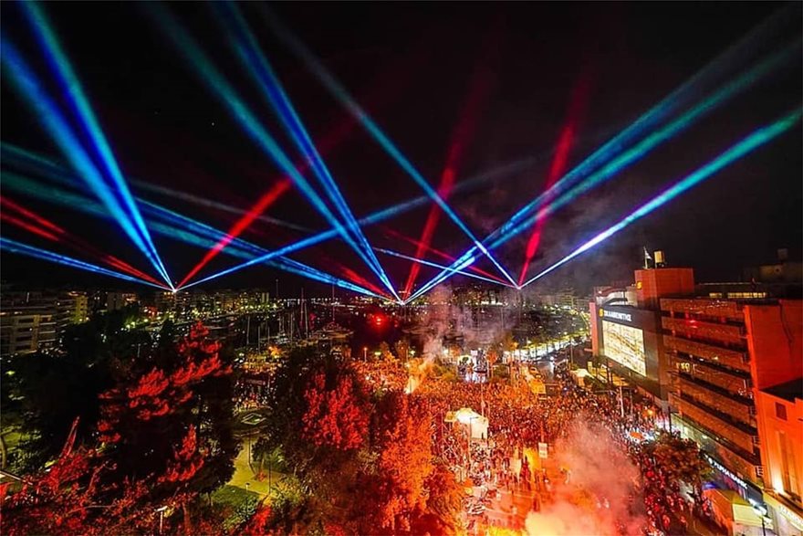 Υπερθέαμα η φιέστα του Ολυμπιακού για το 45ο πρωτάθλημα – Ξέφρενοι πανηγυρισμοί κάτω από τον «κόκκινο» ουρανό (φωτο)