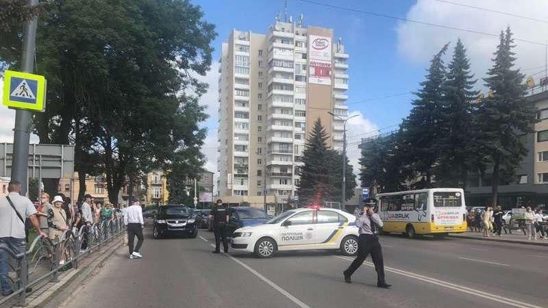 Συναγερμός στην Ουκρανία: Άνδρας κρατά ομήρους 20 άτομα σε λεωφορείο και απειλεί με εκρηκτικά (φωτό)