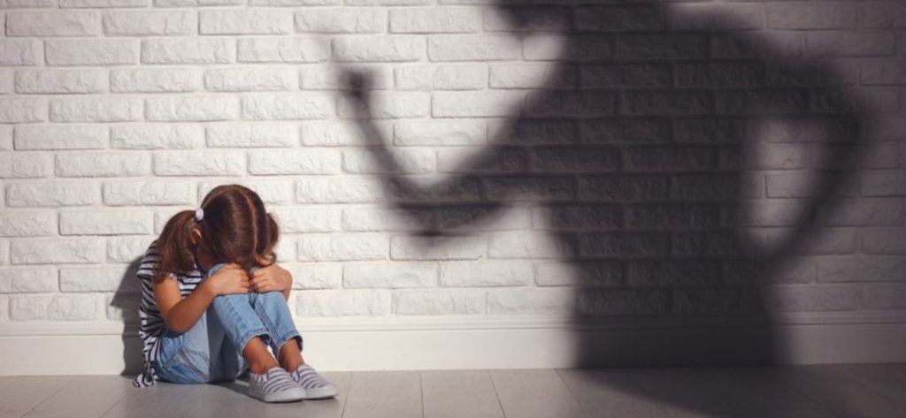 Εικόνες σοκ στην Σανγκάη: Γιαγιά έδειρε την εγγονή της επειδή δεν φορούσε την μάσκα της (βίντεο)