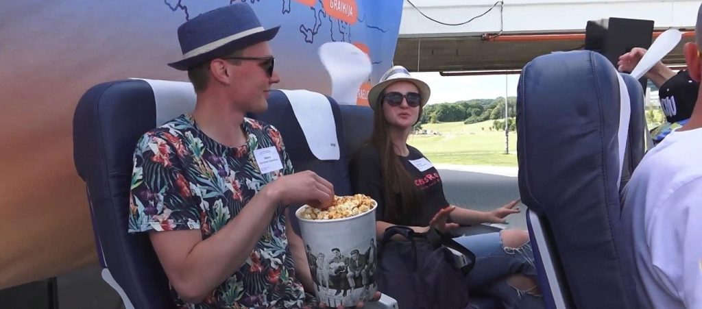 Έμειναν άυπνοι 45 ώρες για να ταξιδέψουν δωρεάν στο Παρίσι (βίντεο)