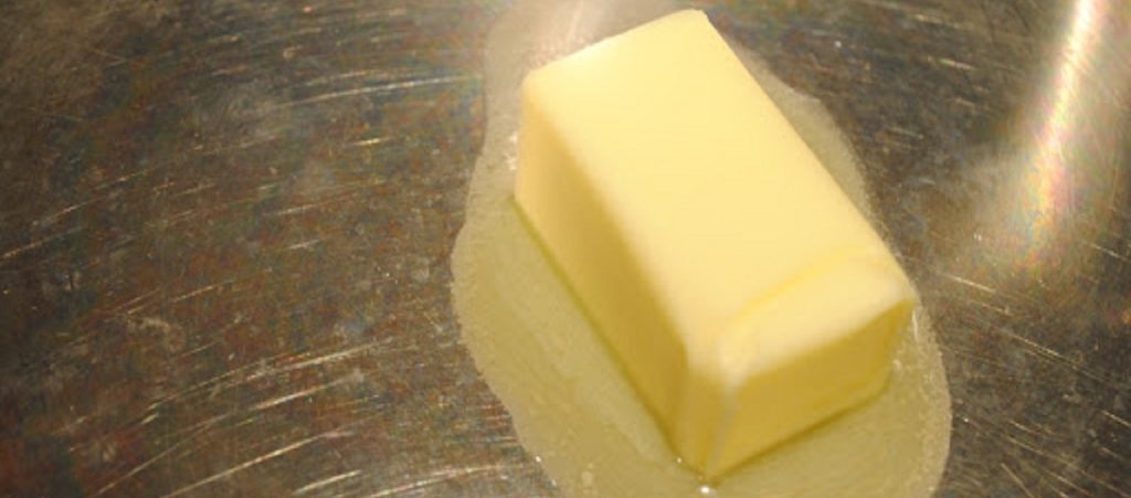 Έτσι θα μαλακώσετε το βούτυρο χωρίς να το λιώσετε (βίντεο)