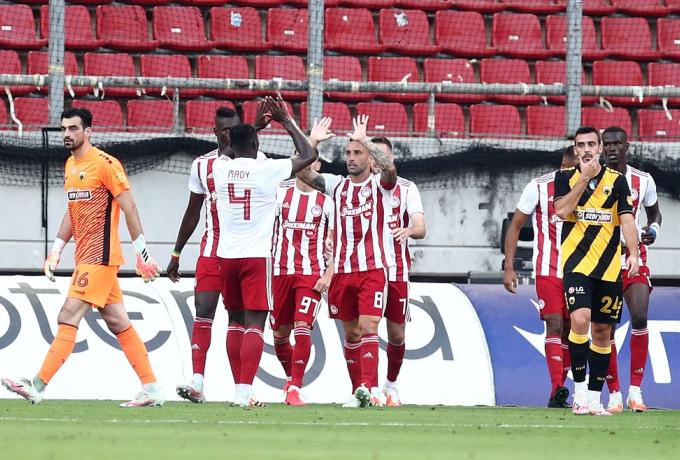 Ο Ολυμπιακός πυροβολεί τα πόδια του