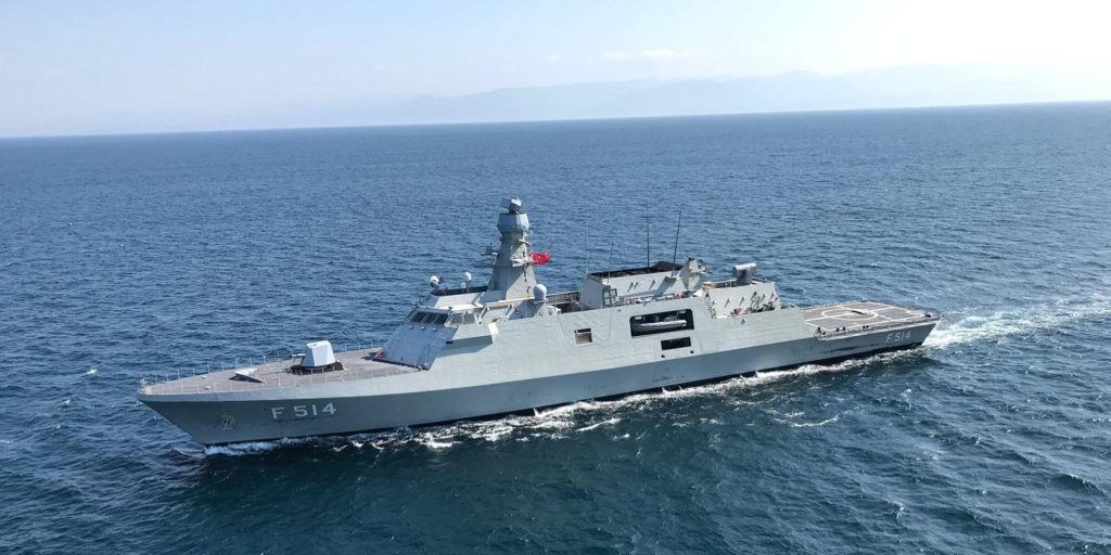 Τουρκική κορβέτα κλάσης Ada περνά το στενό της Χίου