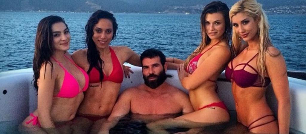 Dan Bilzerian: Πήρε τα κορίτσια του και ήρθε στην Ελλάδα (φωτό)