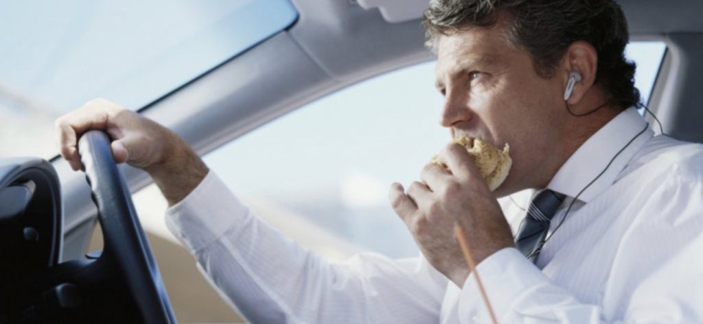 Απαγορεύουν το φαγητό πριν την οδήγηση νέες έρευνες Πανεπιστημίων