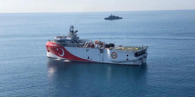 Έτοιμο προς απόπλου το Oruc Reis – Δύο τουρκικές φρεγάτες το προσέγγισαν ως συνοδά πλοία (βίντεο)
