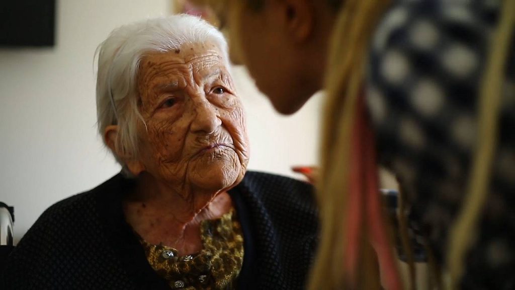 Κάνε τη γιαγιά σου να γελάσει με ένα… πολύ απλό κόλπο! (βίντεο)