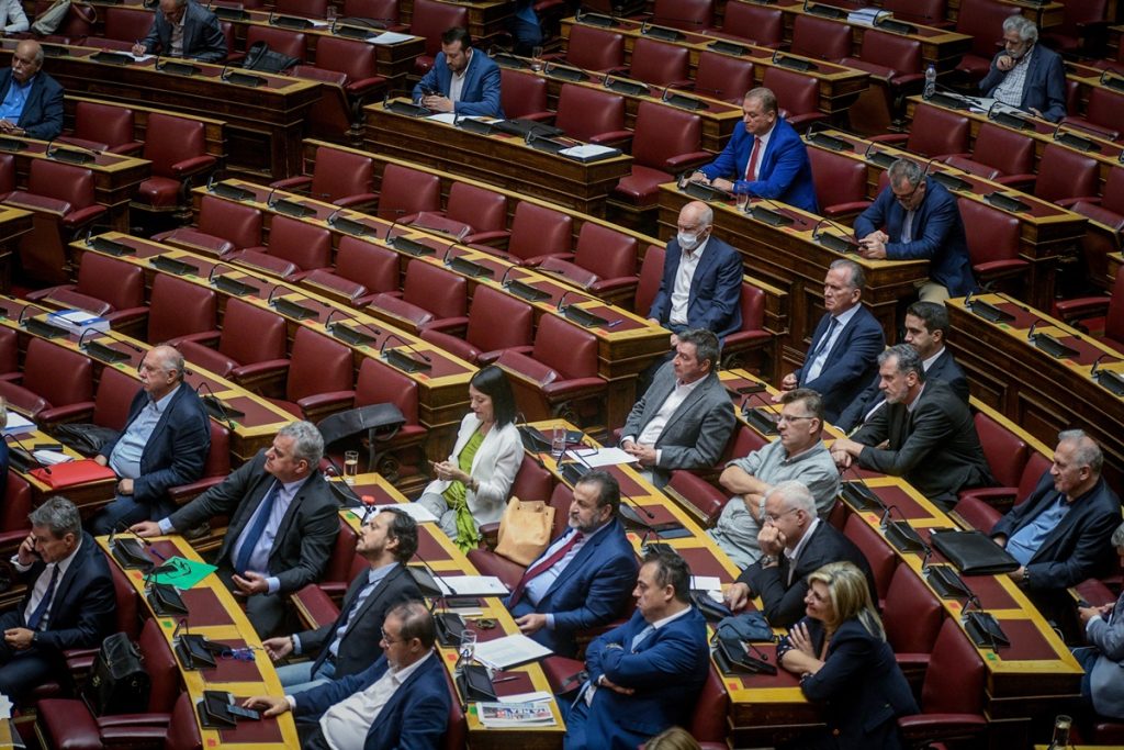 Βουλή: Χωρίς μάσκες και αποστάσεις η σημερινή συνεδρίαση (φώτο)