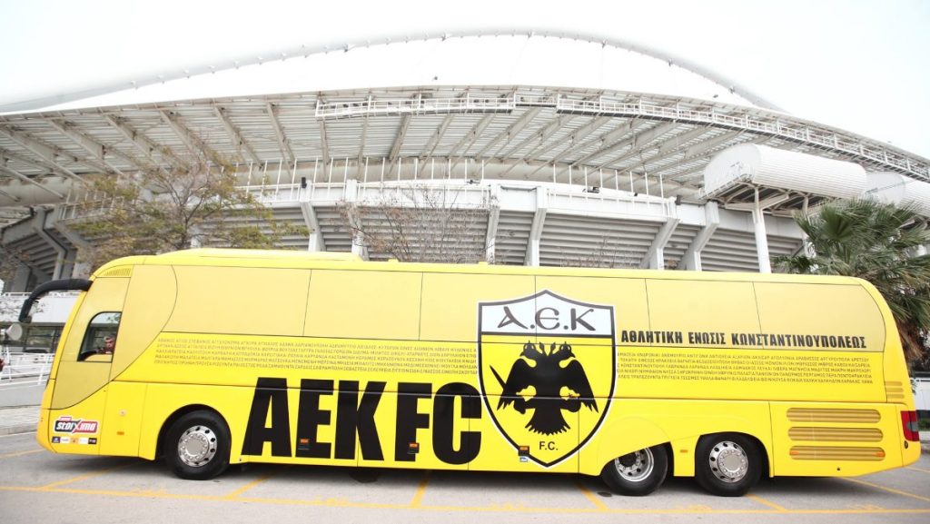 H περιπετειώδης αποχώρηση του πούλμαν της ΑΕΚ από το «Καραϊσκάκης»