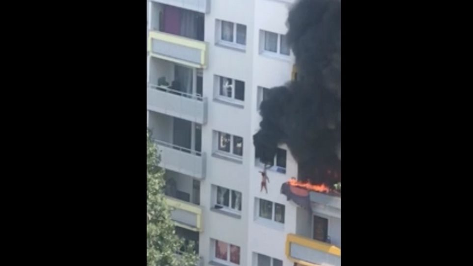 Βίντεο: Αδερφάκια πηδούν από ύψος 10 μέτρων για να σωθούν από διαμέρισμα που καίγεται
