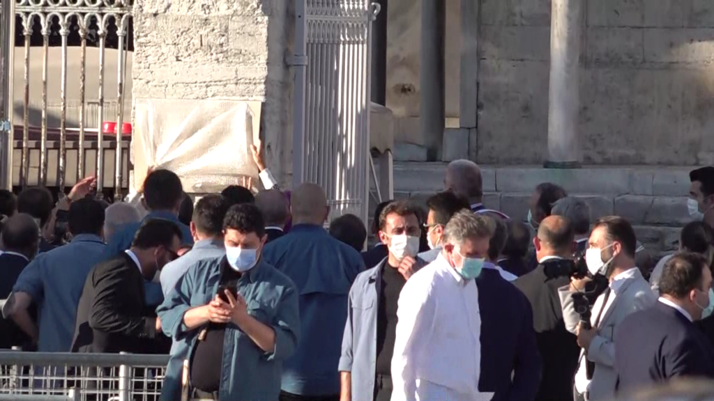 Άλλαξε η πινακίδα της Αγίας Σοφίας: Γράφει πλέον «Μεγάλο τζαμί» – Προκλητικό σόου Ρ.Τ.Ερντογάν (φώτο)