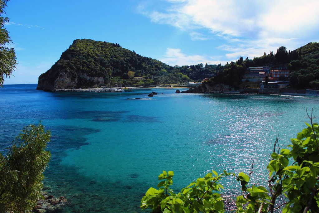 Η ελληνική Ίμπιζα: Το παραθαλάσσιο χωριό που αν δεν πας, δεν έχεις ζήσει διακοπές (φώτο)